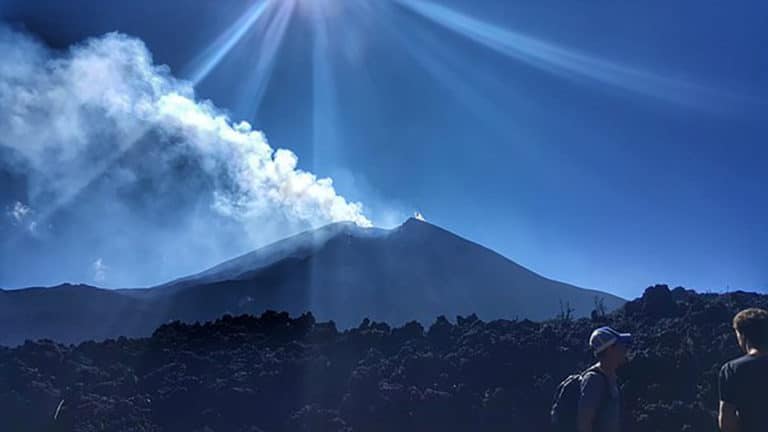 Trek au Guatemala : vue sur le volcan de fuego avec fumée qui s'en échappe Akaoka