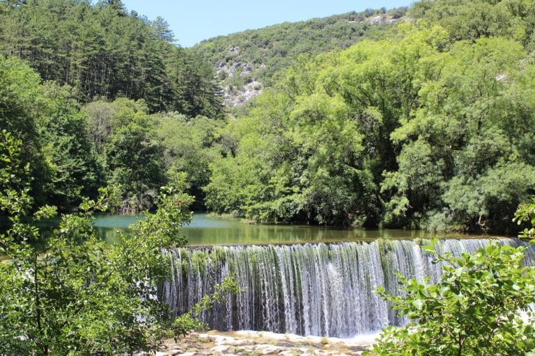 Vue sur une cascade et une montagne lors de ce séjour sportif