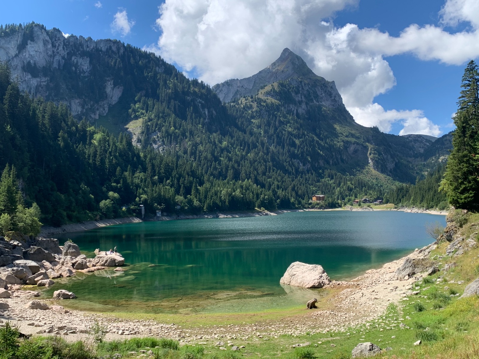 Trekking Suisse : Vue du lac bleu depuis les hauteurs d'une falaise dans la région du Valais