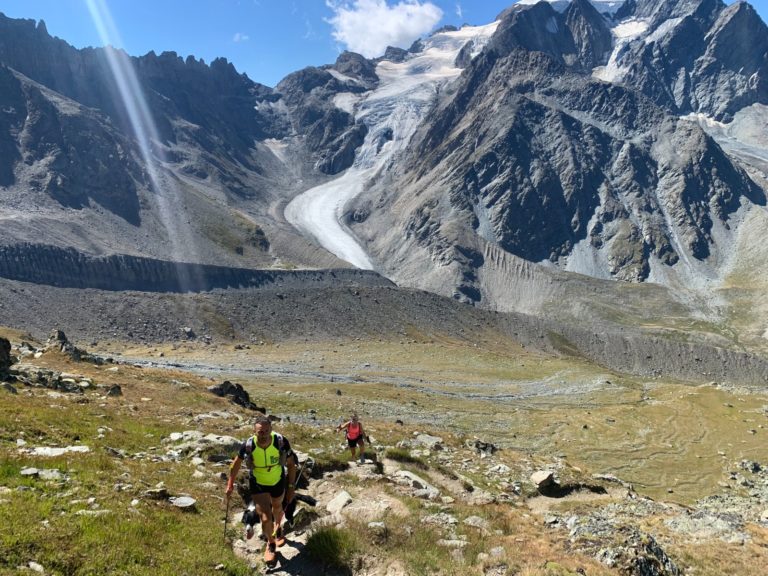 Trekking Suisse : couple de randonneur dans la magnifique région du valais